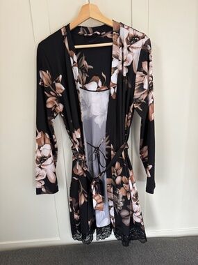Like new bath Robe, House Coat, Short floral tie waist sleepwear, night wear